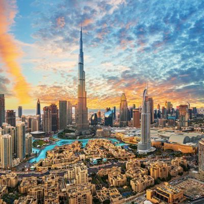 Vista panorámica del skyline de Dubái con altos rascacielos al atardecer