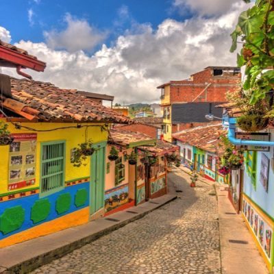 Vista panorámica de Medellín con montañas y edificios emblemáticos